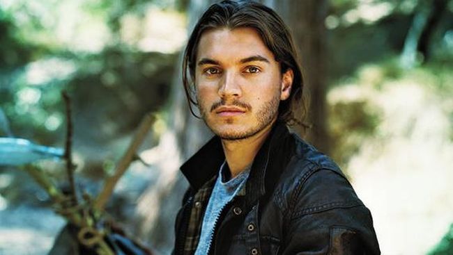 Aktor Emile Hirsch mendekam di balik jeruji besi karena terbukti bersalah telah melakukan tindak kekerasan terhadap seorang petinggi perfilman.
