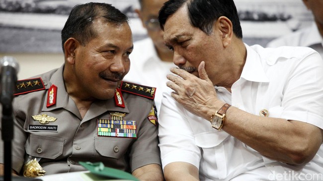 Selain Kapolri, tampak pula Panglima Komando Daerah Militer Jayakarta dan Kapolda Metro Jaya. 
