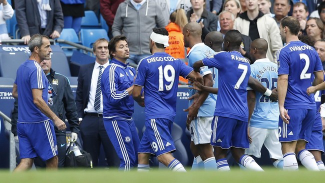 Diego Costa berusaha melabrak Fernandinho saat jeda babak pertama pertandingan Manchester City melawna Chelsea di Stadion Etihad, Minggu (16/8).