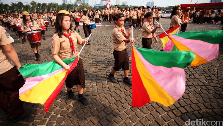 Atraksi Ramaikan Hari Pramuka ke-54 Tahun Ribuan pelajar dari tingkat SMP dan SMA se DKI Jakarta ikut hadir dalam upacara perayaan hari jadi Pramuka ke-54 Tahun di Monas Jakarta, Jumat (14/8/2015). Beragam atraksi dipertontonkan Mulai dari marching band, devile sekolah sampai pertunjukan reog ponorogo dan ondel-ondel ikut menyemarakan acara puncak hari jadi Pramuka yang juga bertepatan HUT RI ke-70 tahun. Rachman Haryanto/detikcom.