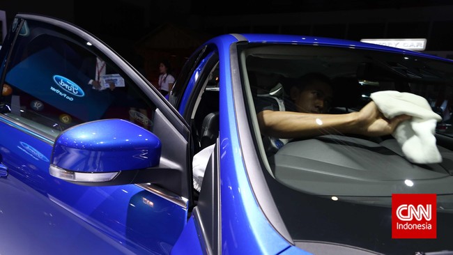Kaca film mobil merupakan aksesori tambahan yang memiliki banyak fungsi. Pilih kaca film yang tepat agar tak melanggar aturan lalu lintas.