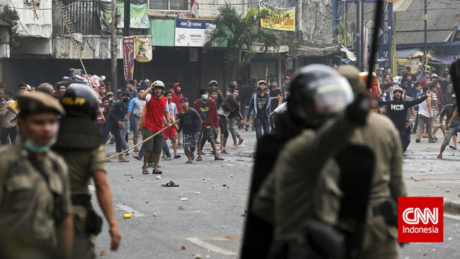 Eko Prasetyo yang tinggal di Gang Banten Balimester, Jakarta Timur mendapatkan pukulan dari aparat bertubi-tubi di kepala dan beberapa bagian tubuh.