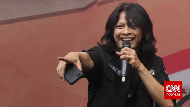 “Saat si A dielu-elukan bahkan sampai ke luar negeri, diajak ikut Pilkada. Eh, giliran sudah tua, boro-boro, disebut namanya saja enggak."