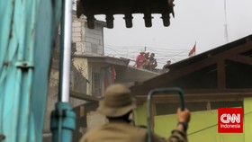 Warga yang Tak Digusur Manfaatkan Puing Gusuran Kampung Pulo
