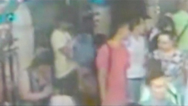 Sebelumnya dua orang pria terduga pelaku pengeboman itu menyerahkan diri, mengaku tidak terlibat dalam insiden yang menewaskan 20 orang tersebut.