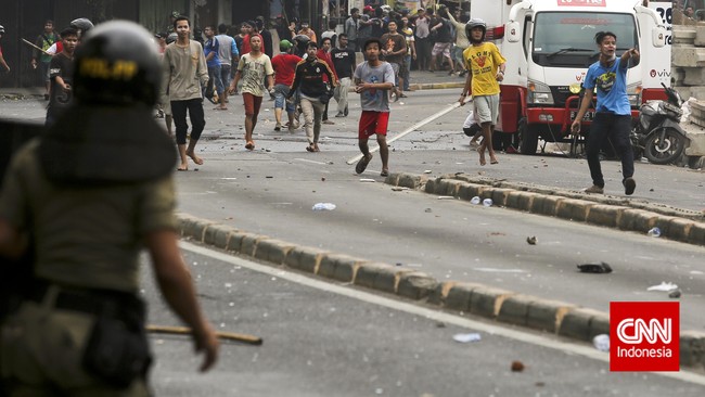 Warga di Kampung Pulo tidak bisa menerima jika pemprov menganggap mereka warga ilegal, karena tak sedikit yang telah menempatinya sejak 1930.