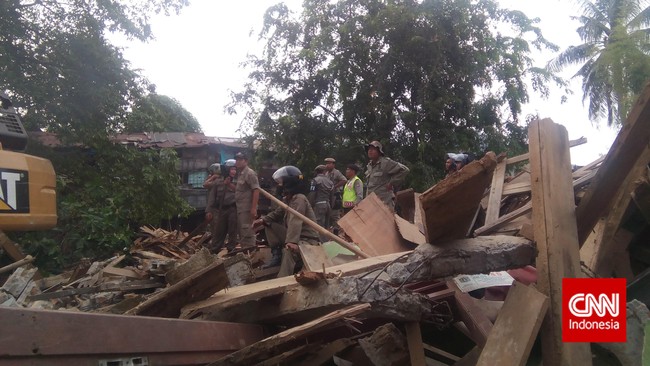 Kasatpol PP DKI Jakarta Kukuh Hadisantosa optimistis jika kondusif, penggusuran Kampung Pulo selesai hari ini.