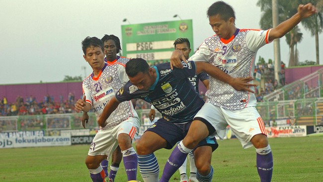 Penyerang asing Persib mencetak dua gol untuk keunggulan tim Maung Bandung pada babak pertama pertandingan Grup A Piala Presiden di Stadion Si Jalak Harupat.