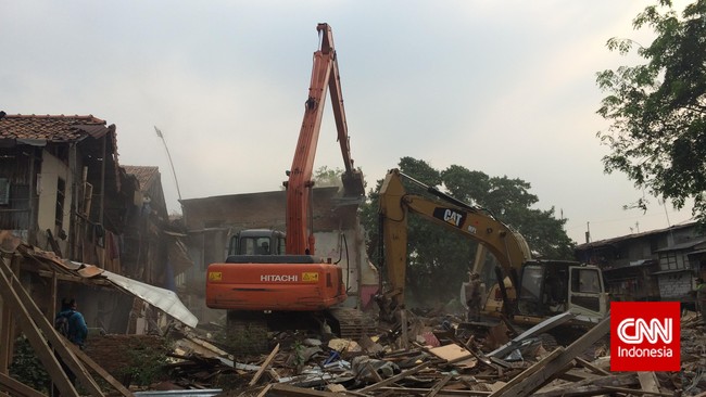 Masih ada sekitar 200 rumah dan bangunan yang akan dirobohkan di Kampung Pulo dan 519 bidang tanah harus dikosongkan segera.