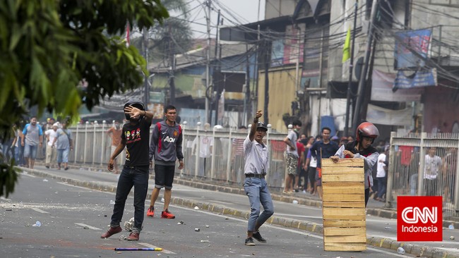 Ahok berencana menggugat mereka yang menjadi perusuh dan provokator kerusuhan sehingga mengakibatkan bentrok antara warga dengan Satpol PP.