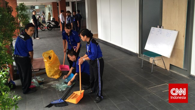 Penutupan dilakukan setelah terjadi pelemparan batu ke arah petugas dan polisi memukul mundur warga.