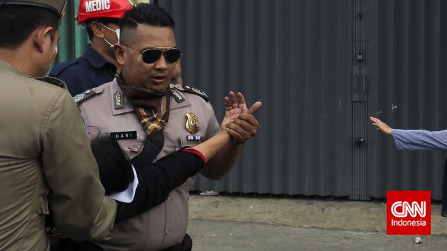 Jumlah korban dalam bentrokan terkait penggusuran Kampung Pulo masih simpang siur.