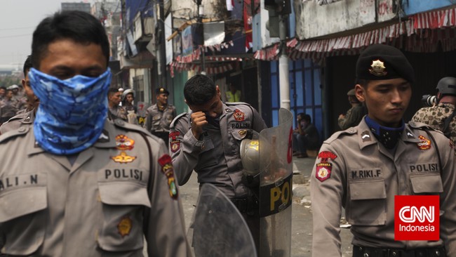 Menurut Kapolri Jenderal Badrodin Haiti, upaya negoisasi sudah ditempuh namun warga tetap tak bersedia meninggalkan kediamannya. 