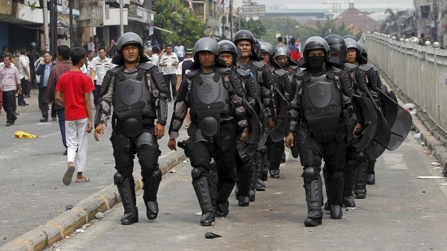 Transparansi Pemprov DKI Jakarta soal penertiban bangunan di Kampung Pulo juga dinilai kurang sehingga warga banyak tak mendapat informasi akurat.
