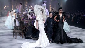 Romantisme Dua Sifat Manusia dalam Busana Couture Hian Tjen