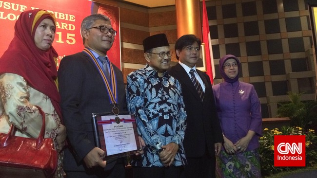 "Cita-cita saya sejak kelas 4 SD akhirnya terkabul hari ini, yaitu bertemu dengan Pak Habibie dan duduk dekat dengan beliau," ujar Warsito.