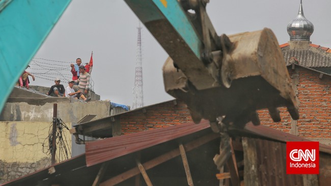 Ahok telah meminta kepada Kapolda Metro Jaya tambahan personel untuk melancarkan penggusuran Kampung Pulo.