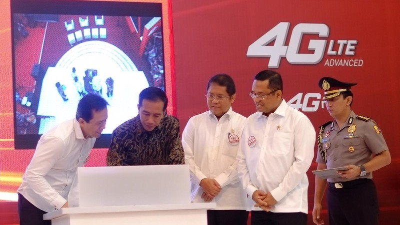 Smartfren luncurkan layanan 4G LTE Advanced pertama di Indonesia.