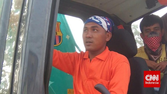 "Kasian, keinget kalau rumah kita sendiri yang dihancurkan," kata operator alat berat Jefri Saragih saat merobohkan rumah warga Kampung Pulo.