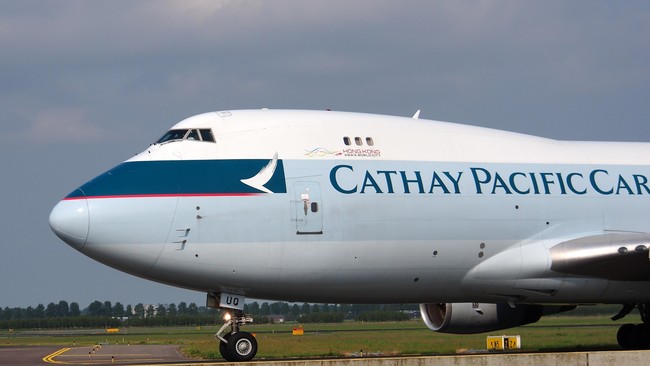 Maskapai penerbangan Cathay Pacific mengancam akan memecat staf yang ikut serta dalam unjuk rasa besar-besaran pada akhir pekan ini.