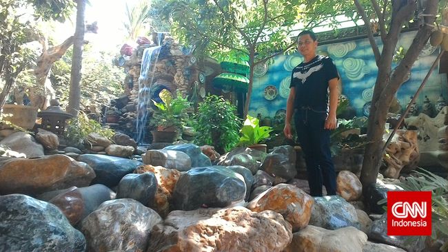 Di tengah demam batu akik melanda negeri ini, seorang pengusaha di Semarang membangun taman di rumahnya dengan mendatangkan 380 ton batu akik.
