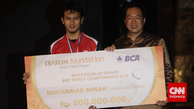 Beberapa hari setelah sukses jadi juara pada Kejuaraan Dunia Bulutangkis 2015, Mohammad Ahsan mendapatkan bonus dari klubnya, PB Djarum.