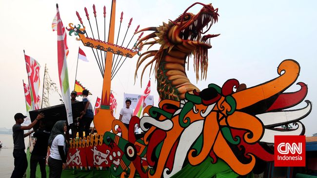 Sebagai acara pamungkas perayaan kemerdekaan ke-70 Republik Indonesia, Presiden Joko Widodo menghadiri Festival Karnaval Khatulistiwa di Pontianak.