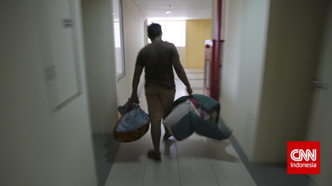 Korban penggusuran yang mencoblos pada Pilkada DKI Jakarta putaran pertama tetap terjerat masalah. Beban keuangan yang melonjak dan terancam diusir dari rusun.