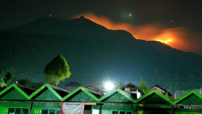 BNPB menyebut lima jalur pendakian Gunung Merbabu ditutup sementara akibat kebakaran di kawasan hutan dekat puncak yang semakin besar.