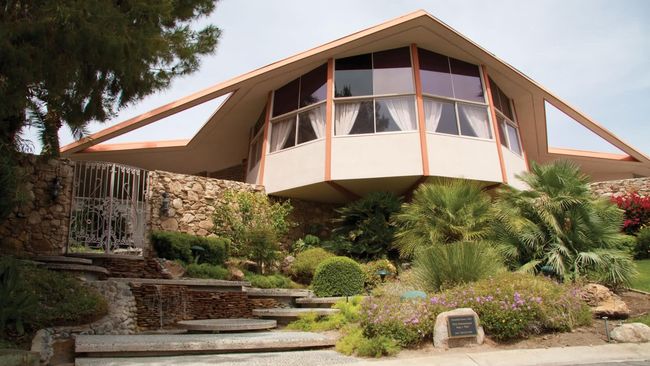 Rumah tempat Elvis Presley dan pasangannya berbulan madu di Palm Springs, California, dijual dengan kisaran harga Rp 96,4 miliar.