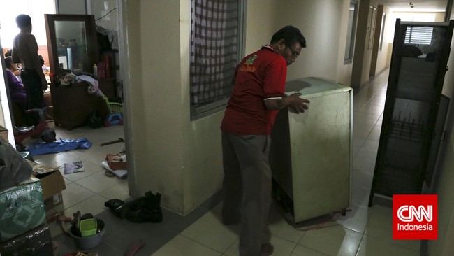 Kepala Dinas Perumahan DKI Jakarta menurut Ahok tidak menerapkan prosedur standar yakni mengganti KTP penghuni sesuai dengan alamat rusun yang ditempati.