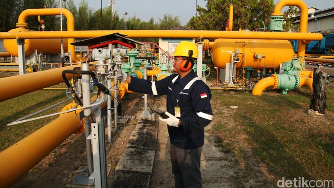 Pemerintah juga diminta memperketat pengawasan jual beli gas yang tidak sesuai peruntukkan, atau di jual kembali oleh pembelinya.