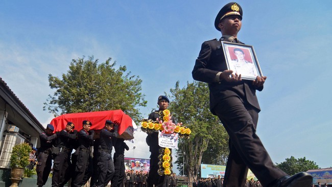 Polri memberangkatkan 140 personel Brimob untuk melakukan penyerangan jaringan teroris Santoso yang telah tersudut di pegunungan di Sulawesi Tengah.