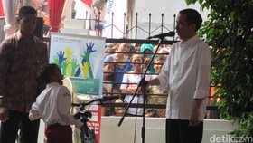 Jokowi Pakai Periscope Tunjukkan Keramaian Festival Pontianak
