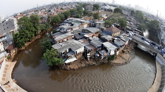 Selain untuk warga Kampung Pulo, Ahok juga menawarkan rusunawa yang akan dibangunnya di kawasan itu untuk warga Bukit Duri yang juga akan digusur.