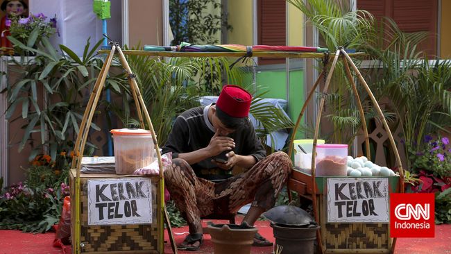 Pekan Raya Jakarta bermula dari Pasar Malam Gambir yang dihelat untuk merayakan penobatan Ratu Belanda.
