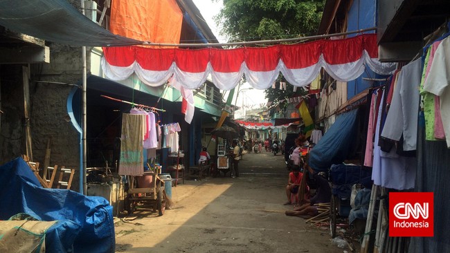 Iwan (65) sejak 1970 tinggal di Bukit Duri yang menjadi target eksekusi selanjutnya. Ia mengaku pasrah ketimbang berakhir anarkis seperti di Kampung Pulo.