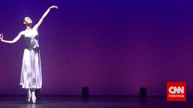 Balet identik dengan tarian barat dan kalangan ekonomi menengah ke atas. Namun dalam The First Indonesia Ballet Gala, balet dipadukan tari tradisional.