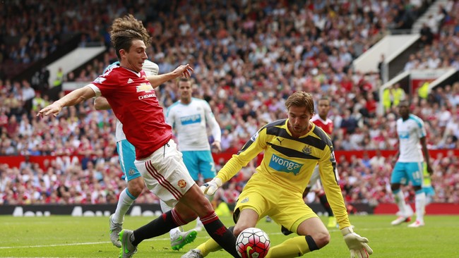 Penjaga gawang Newcastle United Tim Krul tampil dominan di lini pertahanan. Ia bermain gemilang mementahkan peluang-peluang pemain ManUtd.