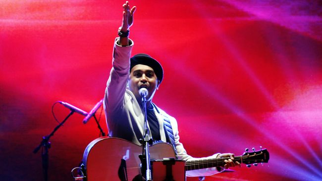 Fans berdatangan dari penjuru kota sejak sore demi menyaksikan konser Menanti Arah di Istora Senayan, malam ini (17/10).
