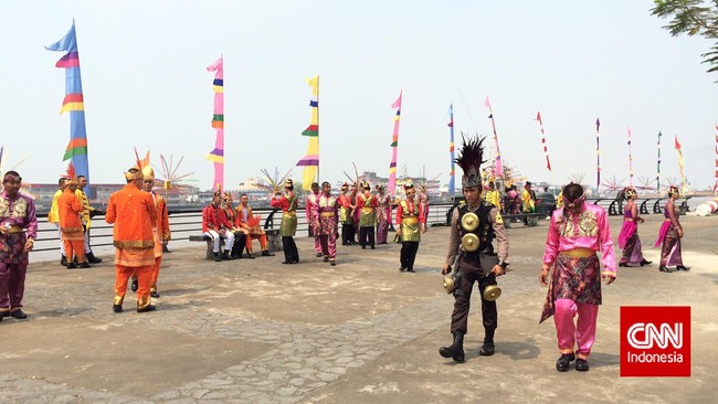 Ratusan anggota Akpol dari Semarang akan menyambut Jokowi dengan tarian nusantara berartibut khas daerah dalam pembukaan Karnaval Khatulistiwa, petang ini.