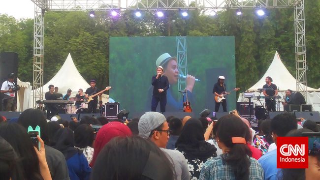 “Asyik juga ya nyanyi di bawah langit gini," kata Tulus sebelum menghangatkan Freedom Fest di Cibubur, malam ini (22/8).
