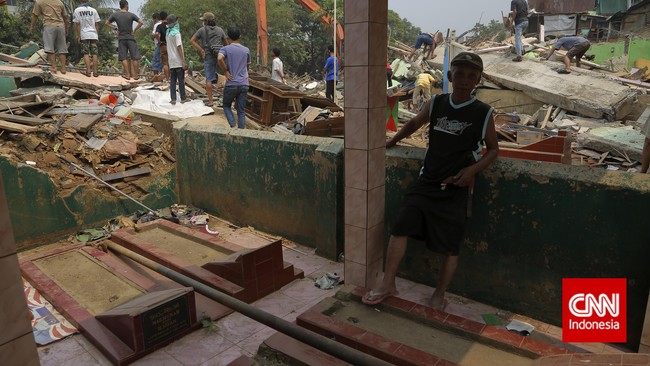 Penggusuran rumah warga di Kampung Pulo, Jakarta Timur, jangan sampai di kemudian hari ikut menggusur makam keramat.