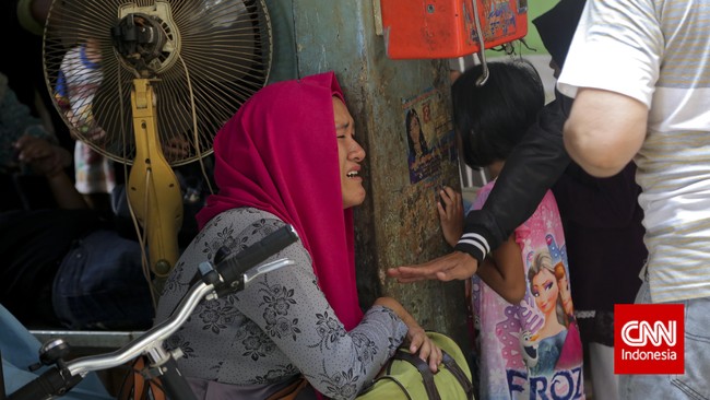 Langkah penggusuran yang tidak dibarengi dengan program pendampingan ekonomi bagi warga yang direlokasi ke rumah susun menimbulkan masalah baru.