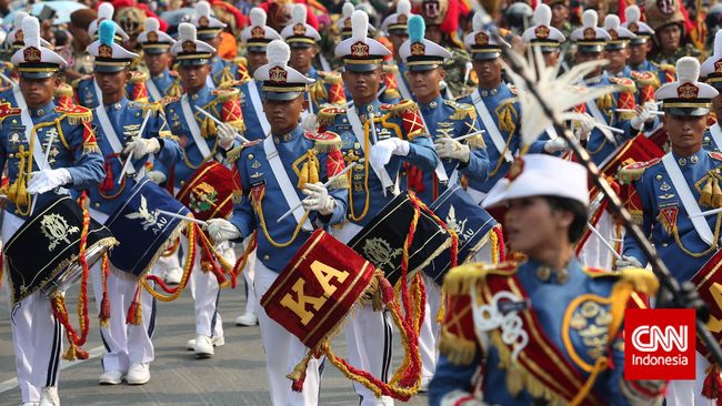 Lalu lintas di kota Pontianak padat karena Festival Khatulistiwa yang meliputi pawai di darat dan air ditonton oleh warga yang bersuka cita.