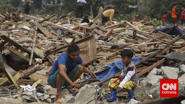 Kenangan tak serta merta hilang seiring runtuhnya rumah dan bangunan di Kampung Pulo, Jatinegara. Bagi warga, Kampung Pulo adalah sebagian hidup mereka.