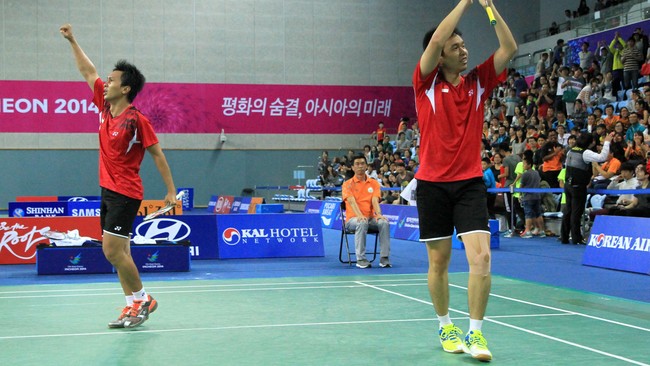Kesuksesan Moh Ahsan/Hendra Setiawan bertengger di puncak dunia justru mendatangkan satu kemirisan bahwa dunia olahraga Indonesia hanya jalan di tempat.