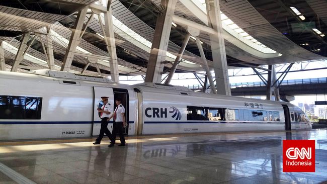 Menyelisik Ambisi China Incar Proyek Kereta Cepat RI China dan Jepang mengincar proyek kereta cepat Jakarta-Bandung. Dengan high-speed railway, Jakarta-Bandung dapat ditempuh hanya dalam 36 menit.