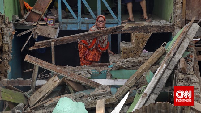 Harapan warga gusuran Kampung Pulo tak muluk-muluk. Mereka hanya ingin dikunjungi lagi Anies Baswedan, pemimpin yang dipilih setelah dikecewakan Ahok.