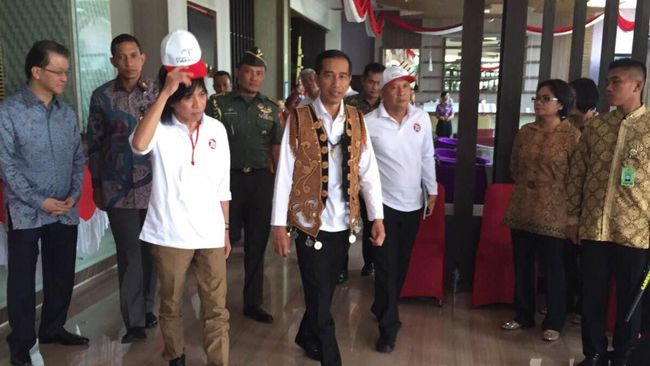 Presiden dan Ibu Negara sampai di Taman Alun Kapuas, Pontianak, Kalimantan Barat langsung disambut tari-tarian tradisional dalam Festival Karnaval Khatulistiwa.